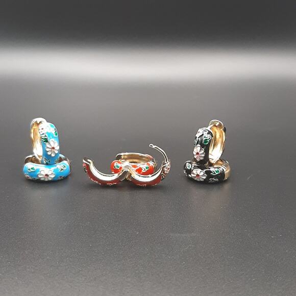 NWT 18K Gold Plated Red Blue Black Floral Flower Engraved Hoop Earrings - Picture 2 of 3